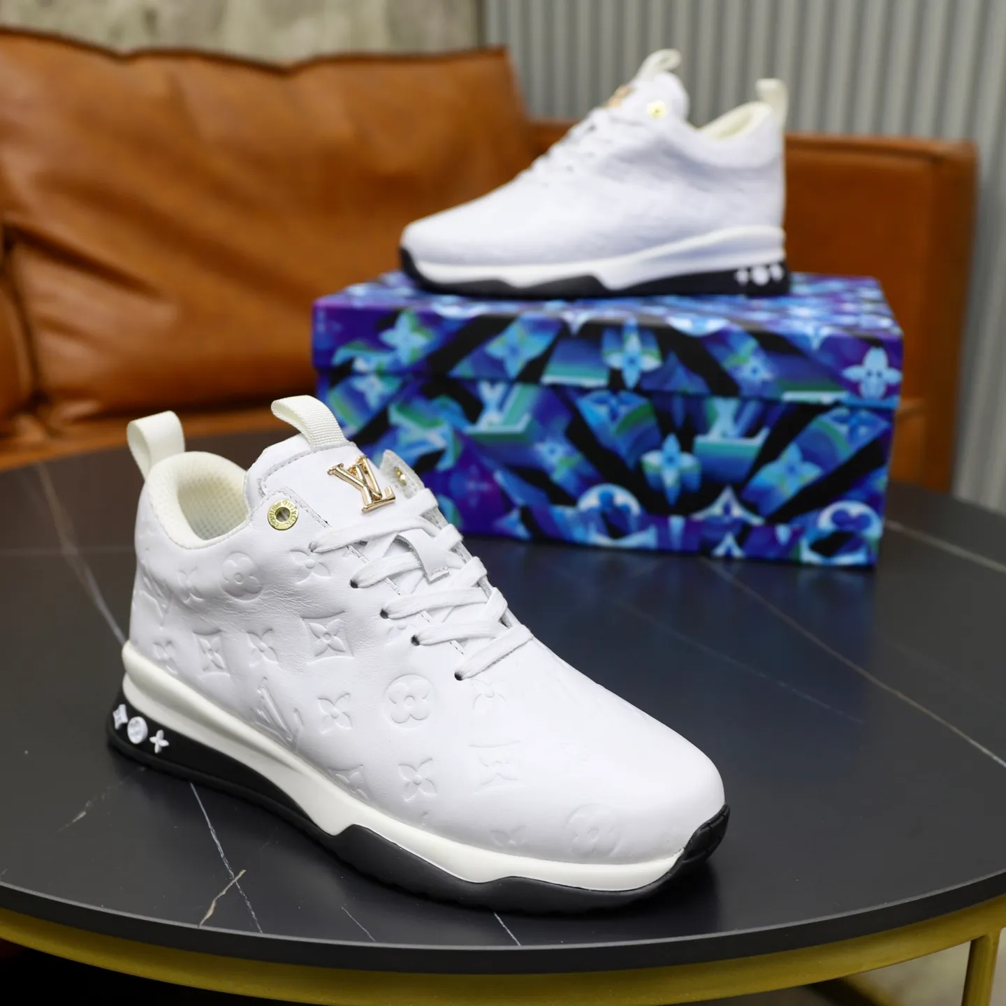 Factory price: 520💰【LV】Louis Vuitton is a high-end brand of men's shoes, new models on the market, top luxury brand, the latest fashionable casual men's shoes, trendy and versatile style, relaxed and sporty style, calfskin upper and ultra-fine workmanship. The original personalized fashionable rubber wear-resistant outsole is light and comfortable on the foot. Code number: 39-44 (45, 46 customized)